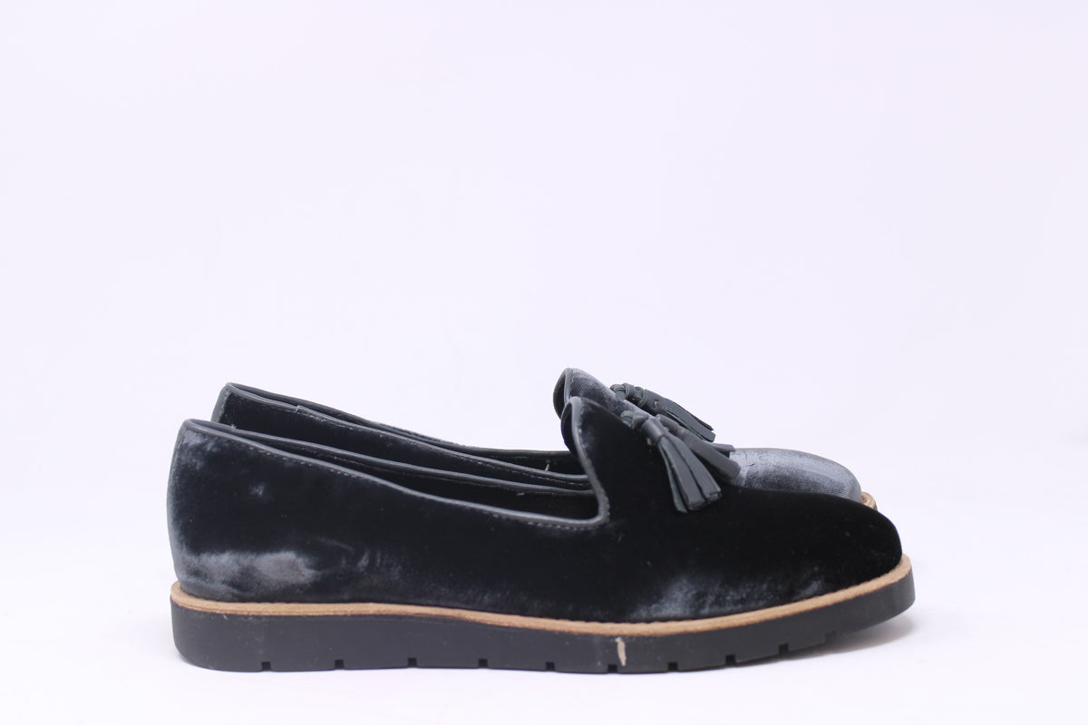 Van Eli Ladies Joona Velvet Shoe with Tassel