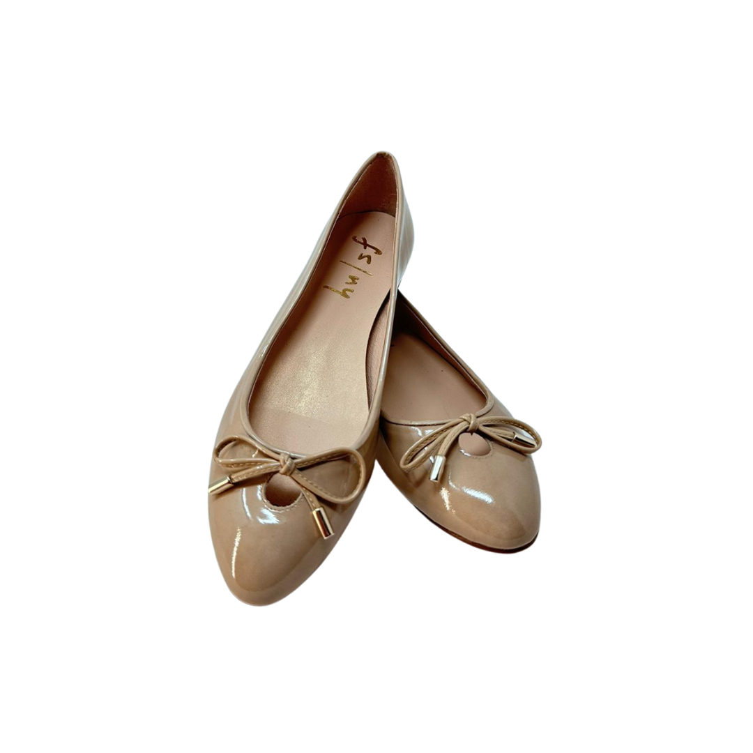 Beige patent 2024 leather flats